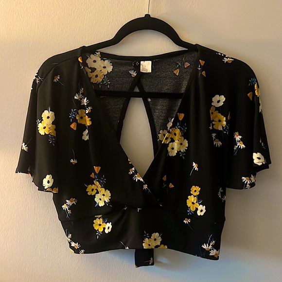 H&M Tops - Black flower crop top